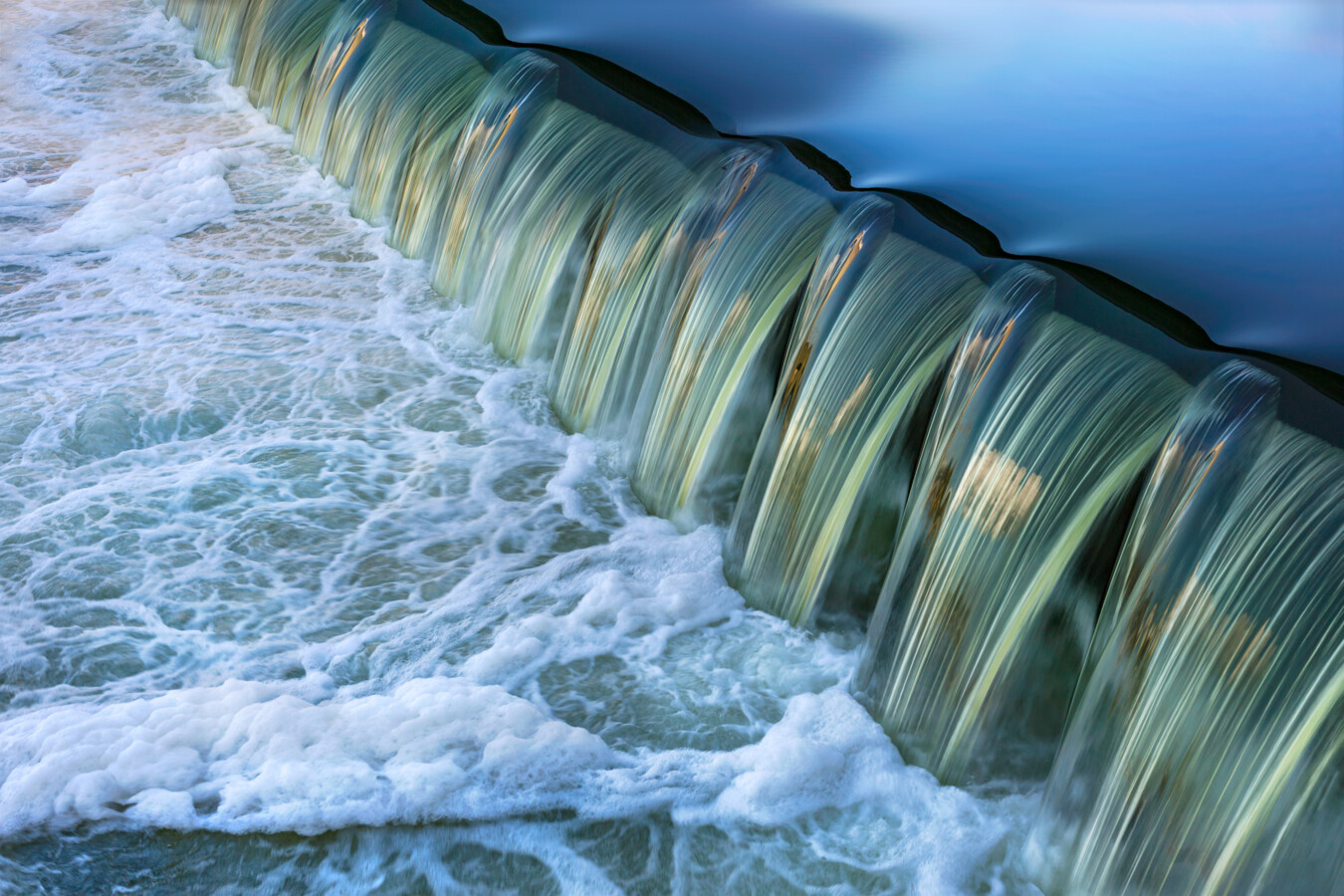 Wehr mit fließendem Wasser