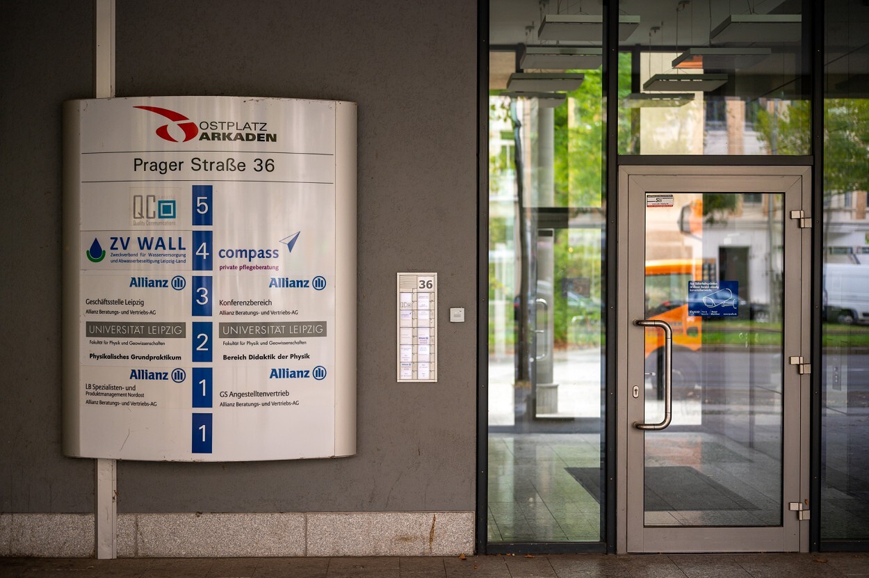 Wegweiser Geschäftsstelle ZV WALL in den Ostplatz Arkaden